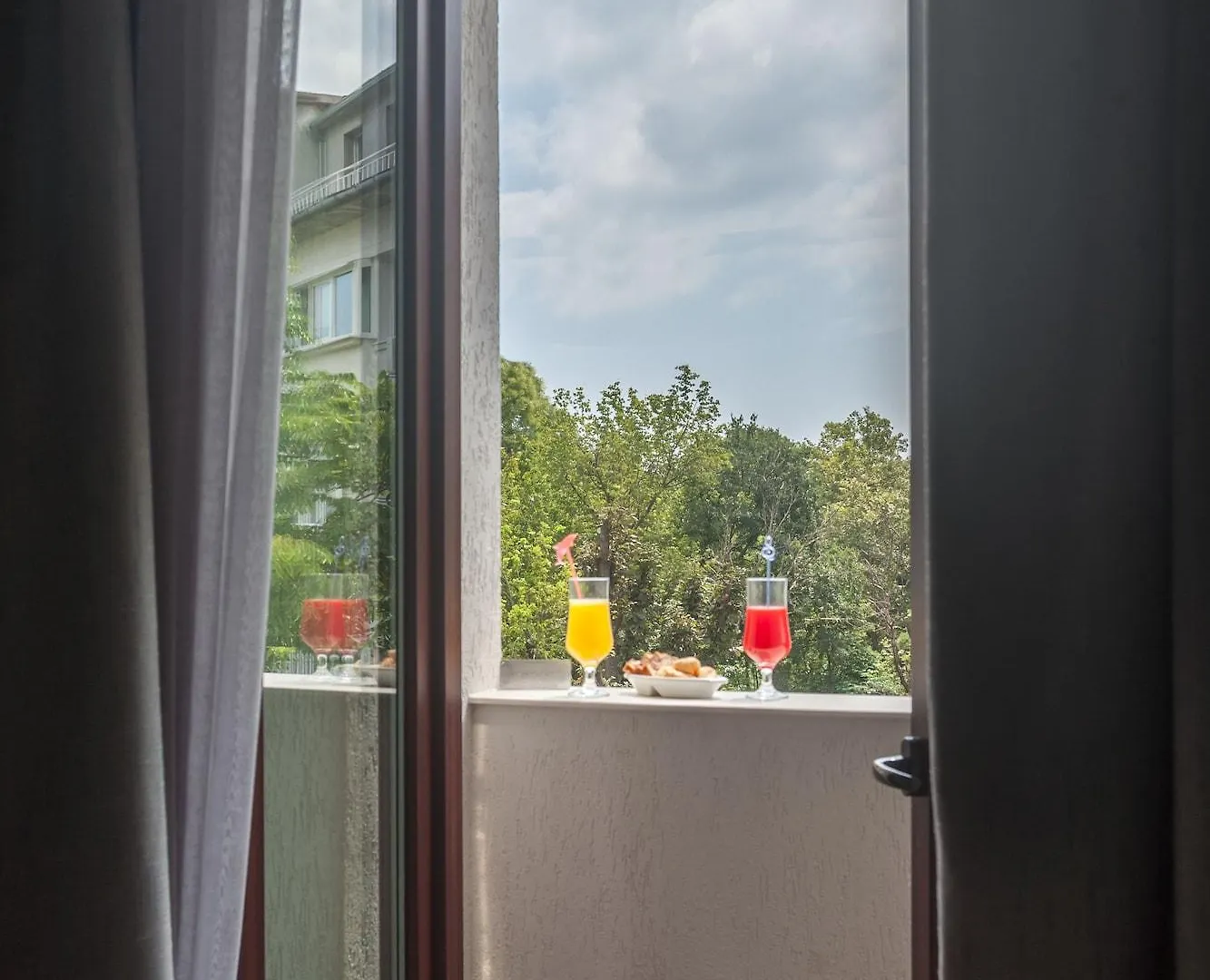 Hugo Hotel Warna