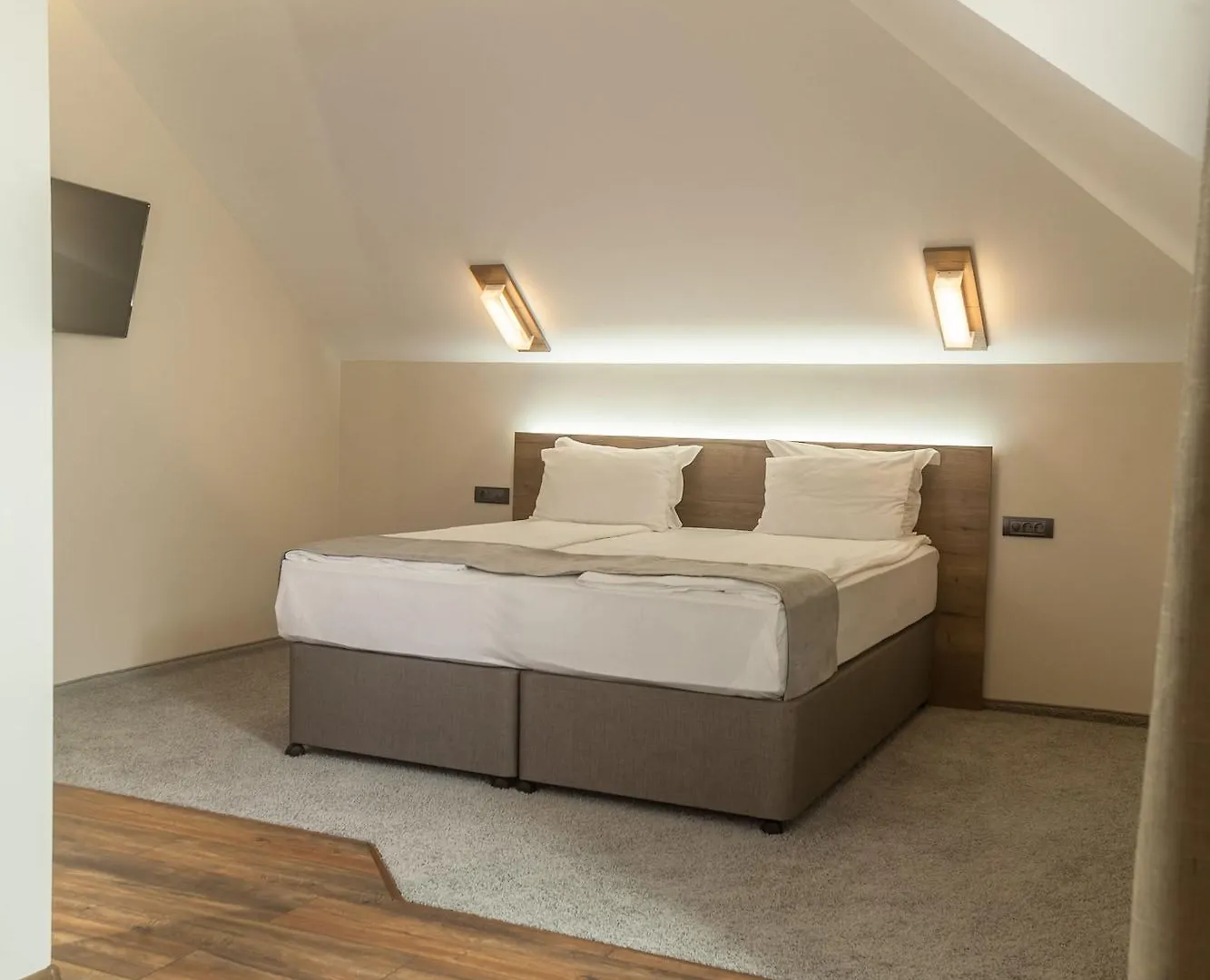 Hugo Hotel Warna