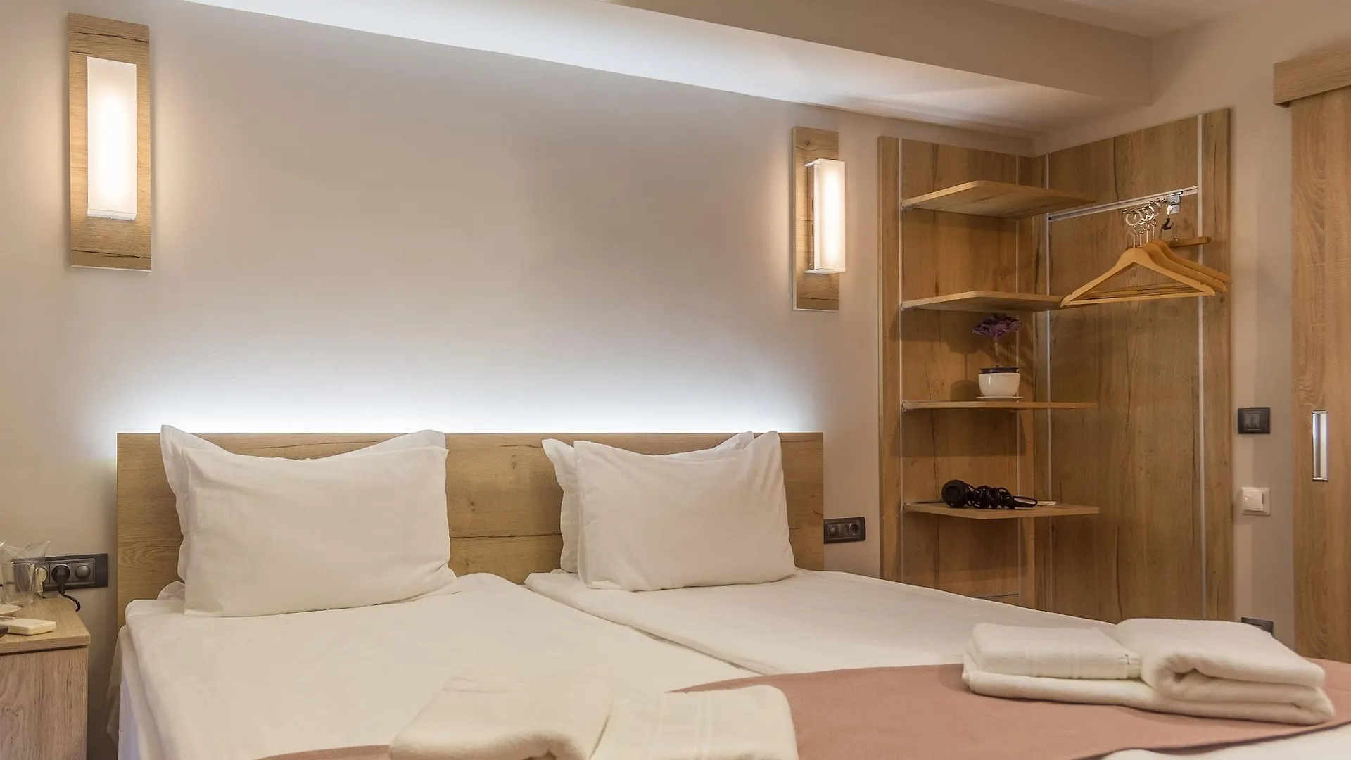 Hugo Hotel Warna