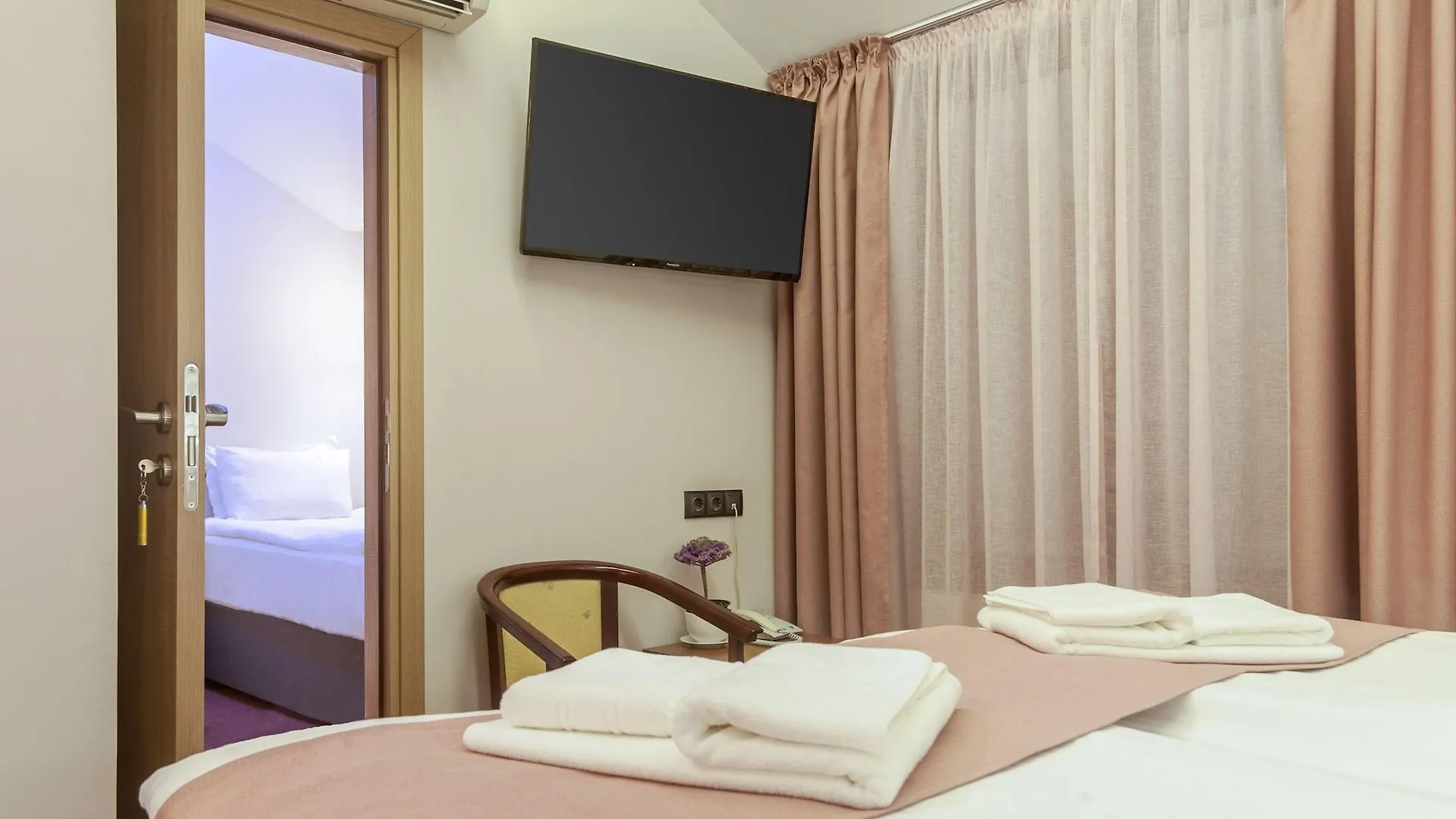 Hugo Hotel Warna
