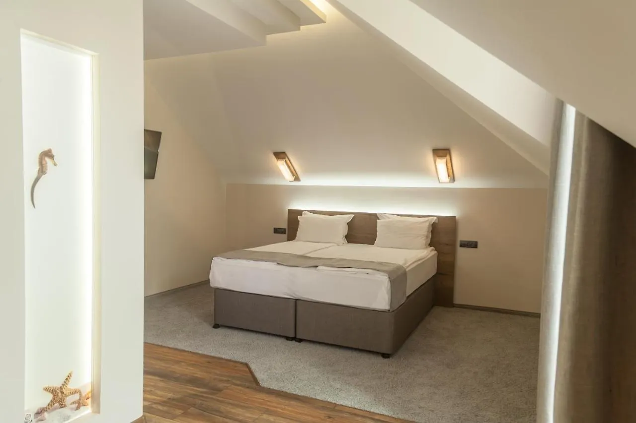 Hugo Hotel Warna